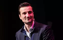 Schalkes Vorstandsboss Matthias Tillmann ist von Frank Baumann überzeugt. - © Christian Charisius/dpa