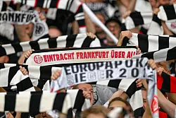Die Fans von Eintracht Frankfurt dürfen nicht ins Stadion nach Neapel. (Archivbild) - © Uwe Anspach/dpa