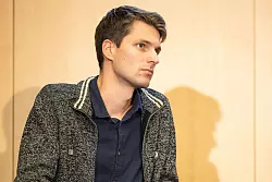 Dario Minden, Leiter der Fanabteilung der Eintracht, hat kein Verständnis für den Ausschluss der Frankfurter Anhänger. (Archivbild) - © Hannes P. Albert/dpa