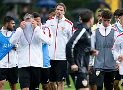 Trainiert mit den VfB-Kollegen aktuell am Tegernsee: Nick Woltemade (M.). - © Sven Hoppe/dpa