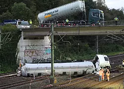 Ein Lastwagen liegt nach dem Sturz von einer Br&uuml;cke auf Bahngleisen, w&auml;hrend die Bergungsarbeiten laufen. - &copy; Vincent Kempf/dpa