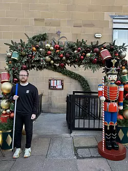 Übrig ist nur noch Nelson: Eine Bar in Schottland vermisst ihren Nussknacker. - © Copper Blossom/Signature Group/PA Media/dpa