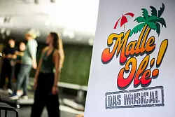 Wo fr&uuml;her Kleidung verkauft wurde, geben heute Bierkapit&auml;ne, T&auml;nzerinnen und Musicaldarsteller den Ton an. - &copy; Christoph Reichwein/dpa