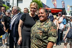 Bundestagspräsidentin Klöckner posiert für ein Foto mit einer Veteranin. - © Fabian Sommer/dpa