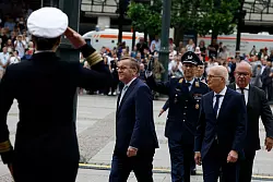 Bei einem feierlichen Beförderungsappell auf dem Hamburger Rathausmarkt dankt Verteidigungsminister Pistorius den Veteranen der Bundeswehr. - © Georg Wendt/dpa