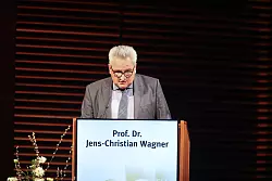 Jens-Christian Wagner, Direktor der Stiftung Gedenkstätte Buchenwald und Mittelbau-Dora, bedankte sich bei den aus verschiedenen Ländern angereisten Überlebenden des NS-Terrors, für die Teilnahme am Gedenkakt. - © Bodo Schackow/dpa