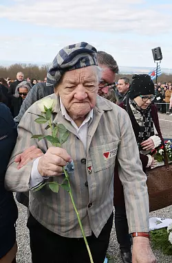 Der KZ-Überlebende Alojzy Maciak legte eine weiße Rose bei der Kranzniederlegung ab. - © Bodo Schackow/dpa