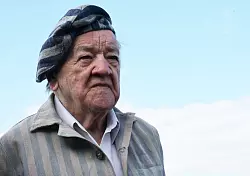 Alojzy Maciak aus Warschau, gehört zu den neun KZ-Überlebenden, die zur Kranzniederlegung gekommen waren. - © Bodo Schackow/dpa