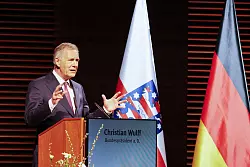 Der ehemalige Bundespräsident Christian Wulff fand bei seiner Rede deutliche Worte zur AfD und zur Verantwortung, die Deutschland seiner NS-Geschichte wegen trägt. - © Bodo Schackow/dpa