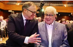 Schon am Samstagabend hatte Thüringens Ministerpräsident Mario Voigt (CDU) den KZ-Überlebenden und heutigen Präsident des Internationalen Komitees Buchenwald-Dora Naftali Fürst mit dem Thüringer Verdienstorden ausgezeichnet. - © Bodo Schackow/dpa