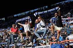Die Bochumer Fans feiern ihren Verein auch nach dem Abstieg. - © Anke Waelischmiller/dpa