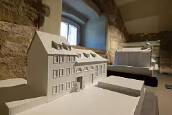 Ein Modell der Kleinen Synagoge: zu sehen in der Dauerausstellung «Jüdisches Leben in Erfurt im 19. und 20. Jahrhundert» in der Kleinen Synagoge. - © Michael Reichel/dpa/dpa-tmn