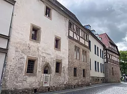 Zeichnet zusammen mit der Alten Synagoge und der Mikwe laut Unesco ein einzigartig umfassendes Bild jüdischen Lebens im Mittelalter in Deutschland: das Steinerne Haus. - © Heide Scharvogel/dpa-tmn