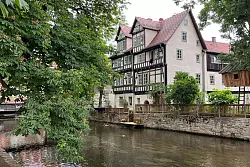 Die Gera prägt das Bild der Erfurter Altstadt. Juden und Christen lebten im Mittelalter direkt nebeneinander an ihren Ufern. - © Heide Scharvogel/dpa-tmn