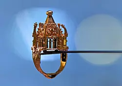 In der Alten Synagoge ausgestellt: der Jüdische Hochzeitsring aus dem Schatz von Erfurt. - © Martin Schutt/dpa/dpa-tmn