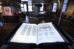 Das Faksimile der Erfurter Hebräischen Bibel aus dem 14. Jahrhundert - ebenfalls zu sehen in der Alten Synagoge. - © Martin Schutt/dpa/dpa-tmn
