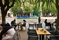 Viele Cafés und Restaurants säumen den zentralen Mierove namestie (Friedensplatz) im slowakischen Trencin, das neben dem finnischen Oulu Europäische Kulturhauptstadt 2026 ist. - © Michael Heitmann/dpa-tmn