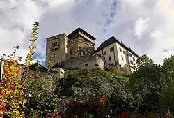Die mittelalterliche Burganlage thront über dem slowakischen Trencin. - © Michael Heitmann/dpa-tmn