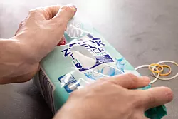 Gummibänder sollen dafür sorgen, dass nur noch ein Feuchttuch aus der Verpackung kommt. - © Christin Klose/dpa-tmn