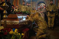 Die letzte Ehre: Eine Beerdigungszeremonie im St. Michaelskloster in Kiew. - &copy; Efrem Lukatsky/AP/dpa