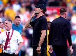Jürgen Klopp verabschiedet sich bei seinem letzten Spiel für Liverpool von den Fans. - © Peter Byrne/PA Wire/dpa