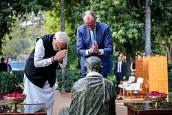 An Gandhis fr&uuml;herer Wirkungsst&auml;tte w&uuml;rdigen Merz und Modi den Freiheitsk&auml;mpfer. - &copy; Kay Nietfeld/dpa