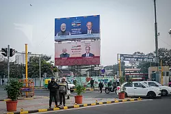 Mit gro&szlig;en Schildern hei&szlig;t Modi seinen Gast willkommen. - &copy; Kay Nietfeld/dpa