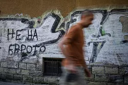 &laquo;Nein zum Euro&raquo; steht auf diesem Graffito an einer Wand in der Hauptstadt Sofia. - &copy; Valentina Petrova/AP/dpa