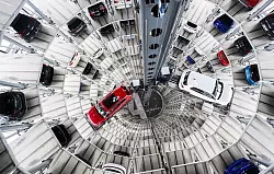 EY-Experte Constantin Gall: Die deutschen Hersteller haben auch mit hausgemachten Problemen zu kämpfen. (Archivbild) - © Julian Stratenschulte/dpa