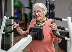 F&uuml;r J&uuml;ngere ist sie ein Vorbild (Archivbild) - &copy; Harald Tittel/dpa