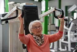 Zudem besucht sie noch einen Gymnastikkurs und geht Schwimmen. (Archivbild) - &copy; Harald Tittel/dpa