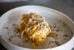 Hier ist der Trüffel der Star und braucht nicht viel Beiwerk: Über die Tagliatelle wird der Trüffel hauchdünn geraspelt. - © BOS FOOD/dpa-tmn