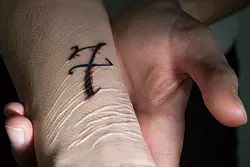 Lieber unter einem Verband oder offen? Geht es um die Abheilung von Tattoos, gibt es unterschiedliche Ansätze. Unter anderem die Körperstelle und die Größe des Tattoos spielen eine Rolle. - © Franziska Gabbert/dpa-tmn