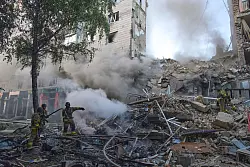 Die Luftabwehr ist in Kiew besser als im Rest des Landes, dennoch trifft es die Hauptstadt schwer. - © Efrem Lukatsky/AP/dpa