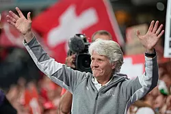 Die Schweizer Trainerin Pia Sundhage ist stolz auf ihr Team. - © Martin Meissner/AP/dpa