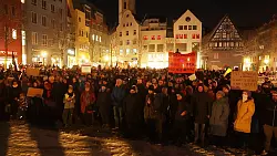 Auch in Jena folgten viele Menschen dem Aufruf zur Teilnahme an einer Demonstration gegen Rechtsextremismus. - &copy; Bodo Schackow/dpa