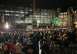Einige Tausend Menschen kamen bereits vor wenigen Tagen in Freiburg auf dem Platz der alten Synagoge zusammen. - &copy; Valentin Gensch/dpa