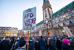 "Die AfD war\\\' 33 schon Schei&szlig;e": Mit diesem Schild wird in Hamburg gegen ein Zeichen des Widerstands gegen rechtsextreme Umtriebe gesetzt. - &copy; Jonas Walzberg/dpa