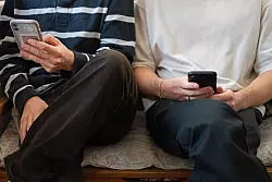 Ein gro&szlig;er Teil der Jugendlichen will soziale Medien im Internet weniger nutzen, schafft es zugleich aber nicht. (Archivbild) - &copy; Helena Dolderer/dpa