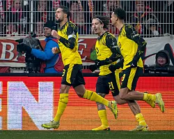 Emre Can (l) jubelt &uuml;ber seinen Treffer zum 1:0. - &copy; Soeren Stache/dpa