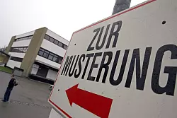 Sollen alle junge Männer wieder gemustert werden oder nur ein durch Losverfahren ausgewählter Anteil? Das ist eine der Streitfragen in der Diskussion über den künftigen Wehrdienst. - © picture alliance / dpa