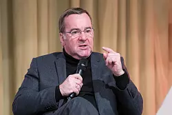 Verteidigungsminister Boris Pistorius (SPD) warf Merz einen Tabubruch. - © Sina Schuldt/dpa