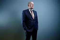 Tui-Chef Ebel führt den Konzern seit Oktober 2022. Zuvor war er Finanzvorstand und verantwortete lange die Bereiche Hotels, Kreuzfahrten und Destinationen. (Archivbild) - © Carsten Koall/dpa