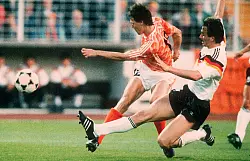Jürgen Kohler im Duell mit Marco van Basten bei der EM 1988. - © picture alliance / dpa