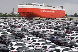 Die deutsche Autoindustrie hat 2024 mehr Fahrzeuge exportiert (Archivbild) - © Ingo Wagner/dpa