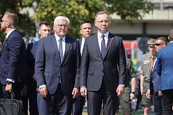 Die Pr&auml;sidenten Frank-Walter Steinmeier und Andrzej Duda gedenken der Opfer des Warschauer Aufstands 1944. - &copy; Rafal Guz/PAP/dpa