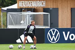 Julian Nagelsmann, hier beim Training, steht vor seinem 14. L&auml;nderspiel als Bundestrainer. - &copy; Daniel Karmann/dpa