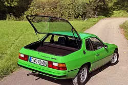 Kann auch praktisch: Und wie elegant es erst aussieht, wenn man sein Ledert&auml;schchen und das M&auml;ntelchen unter der fragilen Heckhaube verstaut. - &copy; Thomas Geiger/dpa-tmn