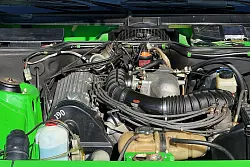 Kraftwerk im Gr&uuml;nen: Nein, der Vierzylinder mit 125 PS macht aus dem 924 keinen Rennwagen - doch f&uuml;r dynamische Touren reichte es damals und reicht es noch heute. - &copy; Thomas Geiger/dpa-tmn