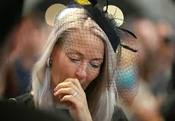 Witwe Simone (42) war beim Einzug des Sarges in den Stephansdom nicht dabei. - &copy; Georg Hochmuth/APA/dpa